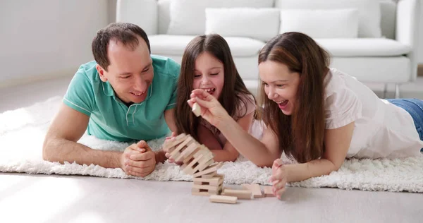 Felice Famiglia Posa Sul Tappeto Giocare Con Blocchi Legno Casa — Foto Stock