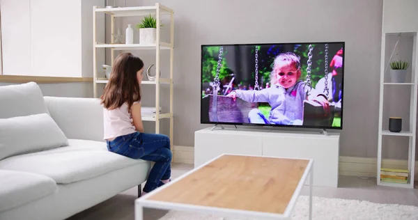 Kind Mit Fernbedienung Sitzt Auf Couch Und Schaut Film Fernseher — Stockfoto