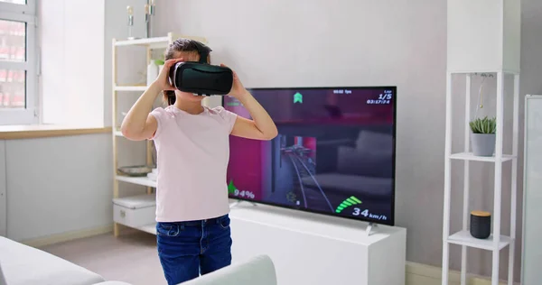 带耳机的虚拟现实小子3D视频游戏 — 图库照片