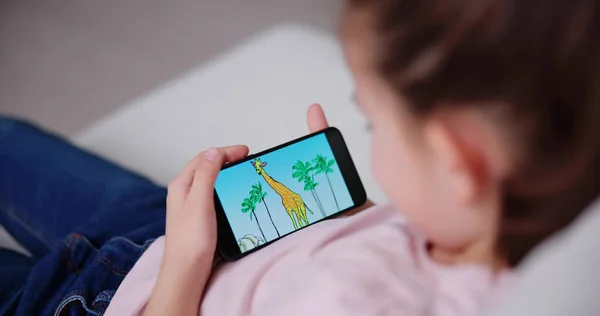 儿童流动卡通在手机上 在智能手机上观看在线视频 — 图库照片