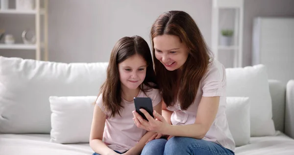 Kvinna Sms Telefon Med Barn Mobilteknik — Stockfoto