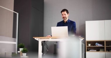 Bilgisayarı kullanarak Ayarlanabilir Yükseklik Standı Ofiste