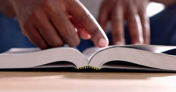 Αμερικανός Αφρικανικός Άνθρωπος Προσευχή Μελετώντας Αγία Γραφή Βιβλίο Στα Χέρια — Φωτογραφία Αρχείου