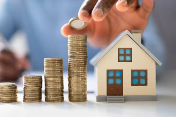 Preço Imóveis Moedas Dinheiro Imposto Casa — Fotografia de Stock