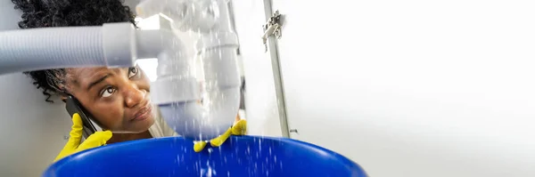 Läckande Diskrör Läcker Problem Med Vattenläckage — Stockfoto