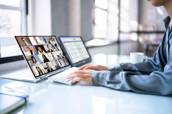 非洲妇女视频会议在电脑屏幕上的商业呼叫 — 图库照片
