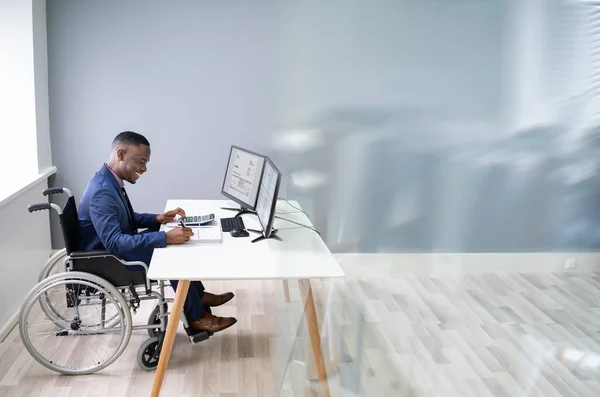 Африканский Бухгалтер Инвалид Работающий Компьютером Инвалидной Коляске — стоковое фото