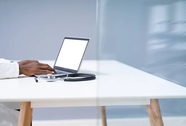 Midsektion Manliga Läkare Använda Laptop Vid Skrivbordet Kliniken — Stockfoto