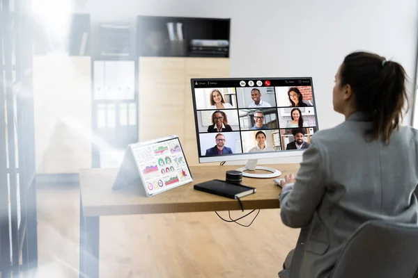 Watching Online Video Conference Συνάντηση Στο Γραφείο — Φωτογραφία Αρχείου