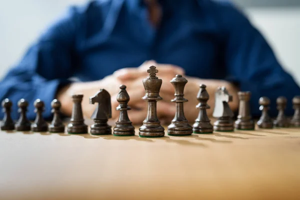 Стратегия Успешного Бизнеса Человек Шахматным Королем — стоковое фото