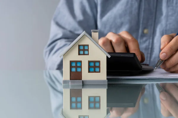 Närbild Person Hand Göra Fastighetsskatt Beräkning Med Hjälp Calculator House — Stockfoto