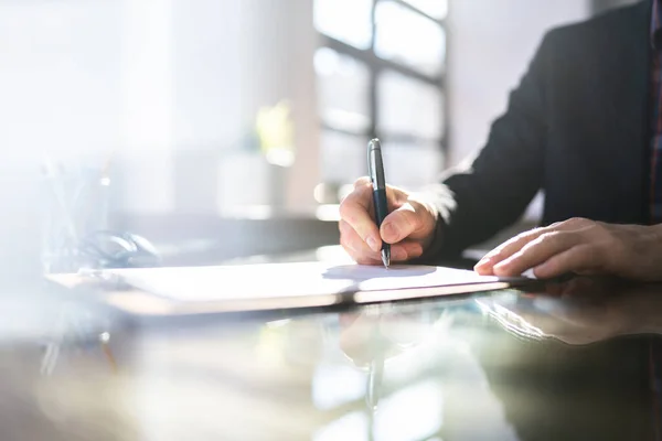 Undertecknande Affärskontrakt Dokument Eller Avtal Med Advokat — Stockfoto