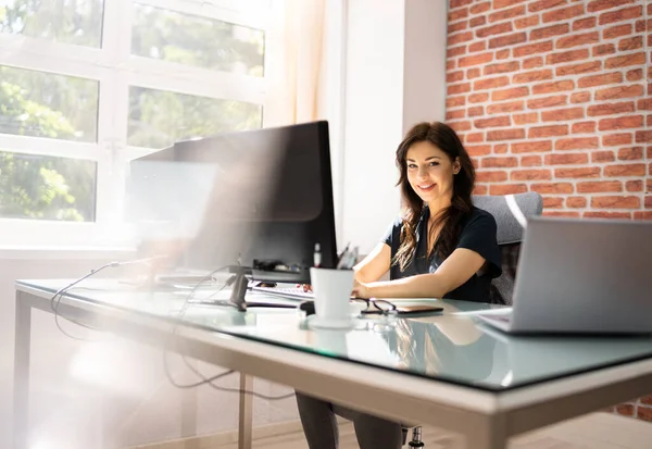 Vrouw Het Werk Manager Doet Zakelijke Communicatie Office — Stockfoto
