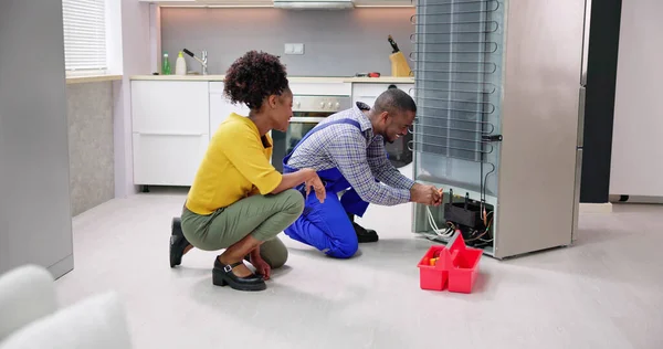 Reparação Quebrada Refrigerador Pelo Trabalhador Afro Americano — Fotografia de Stock