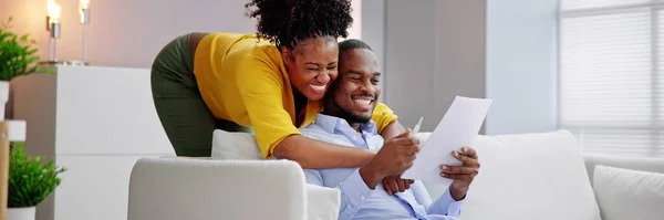 Gelukkige Jonge Afrikaanse Paar Lezing Brief Thuis — Stockfoto