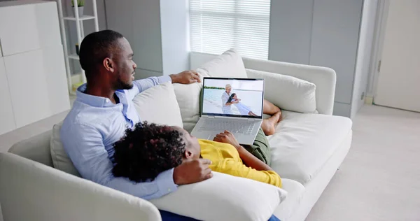Afrykańska Rodzina Ogląda Film Telewizyjny Laptopie — Zdjęcie stockowe