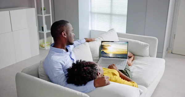 Αφρικανική Οικογένεια Βλέποντας Τηλεόραση Ταινία Στο Laptop — Φωτογραφία Αρχείου