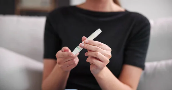 Kobiecy Test Ręki Wysoki Poziom Cukru Krwi Pomocą Glukometru — Zdjęcie stockowe