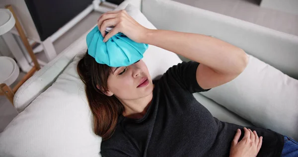 Ice Pack Gel Kopfschmerztherapie Für Frau — Stockfoto
