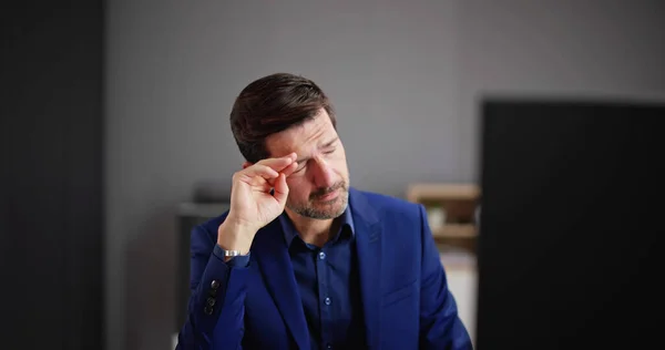 Augenschmerzen Und Entzündungen Mann Mit Netzhautmüdigkeit Und Krämpfen — Stockfoto