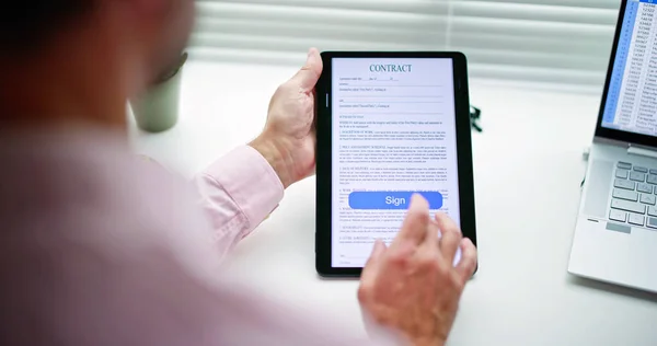 Digitale Unterschrift Auf Vertragsdokument Online Mit Tablet — Stockfoto