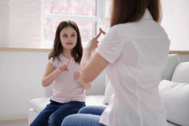 Çocuk İşaret Dili. İşitme Engelliler ve Odiyoloji