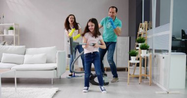 Eğlenceli Aile Temizliği Evde Müzik Dinliyor. Çocuk Temizliği