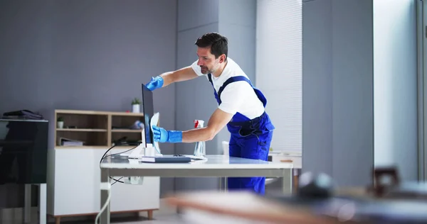 Profesyonel Şyeri Temizlik Hizmetleri Ofis Masa Temizleme — Stok fotoğraf