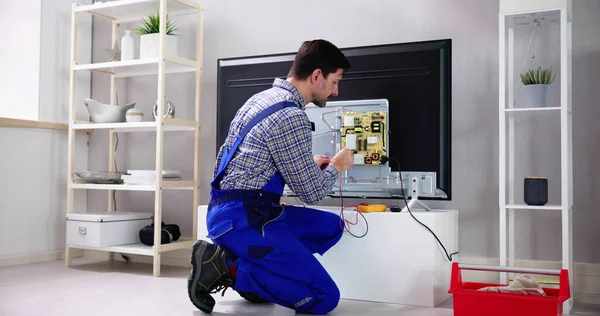 Young Male Electrician Overall Checking Television — Stock Photo, Image