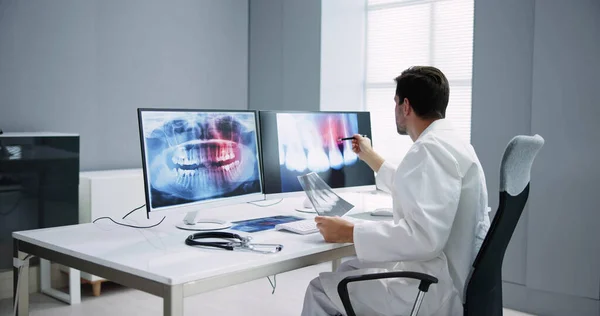 放射科牙医在台式计算机上使用X射线软件 — 图库照片