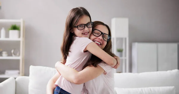 家族の眼鏡 幸せな母と子供が眼鏡をかけて — ストック写真