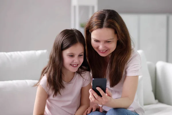 Mujer Enviando Mensajes Texto Por Teléfono Con Niño Tecnología Móvil —  Fotos de Stock