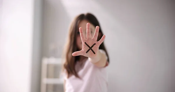 Close Van Een Meisje Hand Showing Stop Sign — Stockfoto