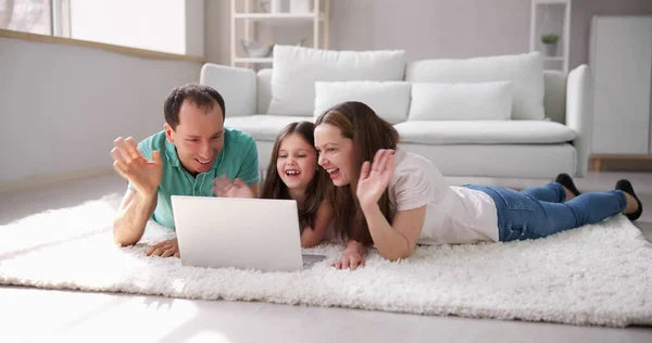 Οικογενειακή Συνομιλία Βίντεο Μιλώντας Στην Οθόνη Του Tablet Απευθείας Σύνδεση — Φωτογραφία Αρχείου