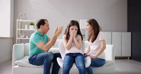Eltern Sitzen Auf Sofa Und Streiten Sich Laut Hinter Mädchen — Stockfoto