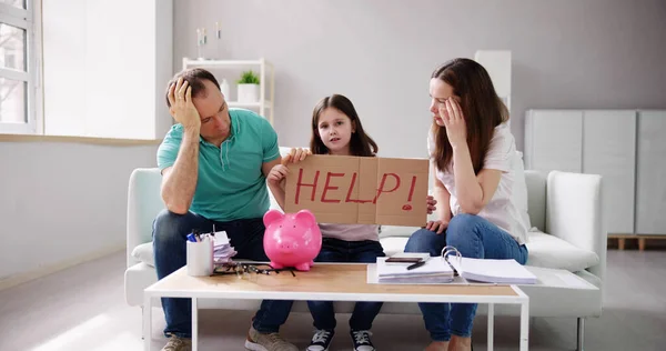 Joven Estrés Presupuestario Familiar Deuda Fiscal — Foto de Stock