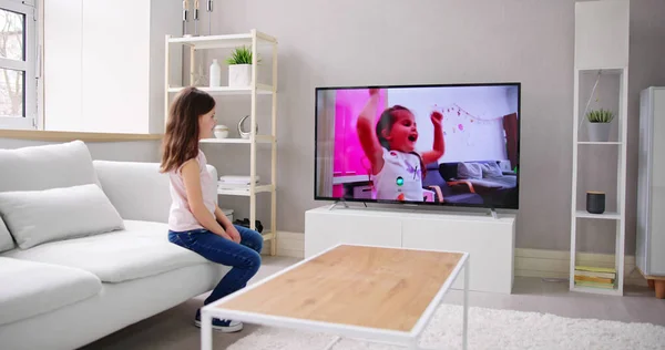 Enfant Avec Télécommande Assis Sur Canapé Regardant Film Télévision — Photo