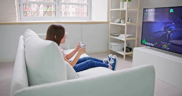 Çocuk Oturma Odasında Video Oyunu Oynuyor — Stok fotoğraf