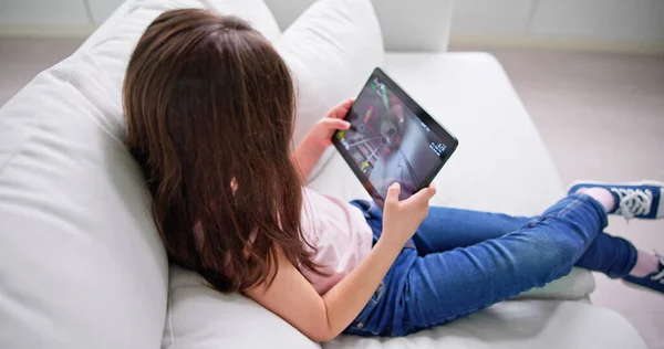 Kind Speelt Spel Tablet Computer Kinderspel — Stockfoto