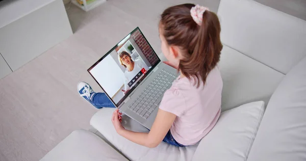 Ребенок Онлайн Видеоконференции Бабушкой — стоковое фото