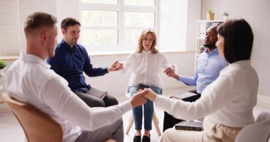 İnsanlar Kutsal İncil ile dua birlikte oturma grubu