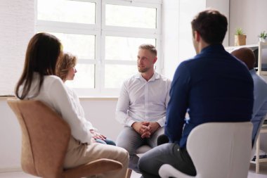 Genç Multiracial Millennial Arkadaşlar Daire Içinde Oturan Grup Tartışma having