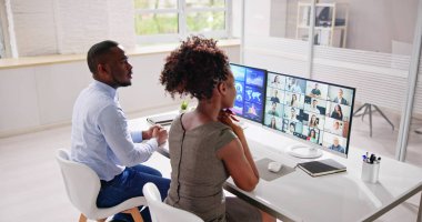 Sanal Çevrimiçi Webinar Toplantı Sunumu. Konferans Afişi İzleniyor