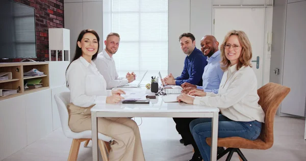 Felices Empresarios Durante Una Conferencia Reuniones Oficina —  Fotos de Stock