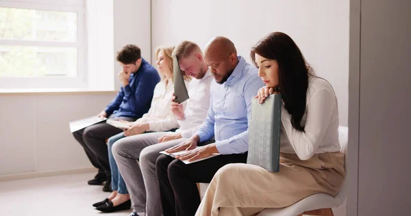 ビジネスの人々 オフィスでの就職の面接を待っている椅子に座って退屈しています — ストック写真