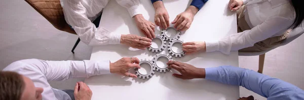 Diversas Pessoas Mãos Segurando Rodas Engrenagem Parceria Empresarial — Fotografia de Stock