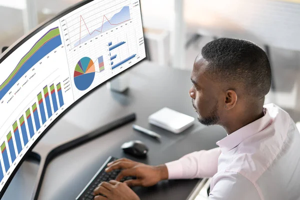 Financial Business Analytics Data Dashboard Analista Uomo — Foto Stock