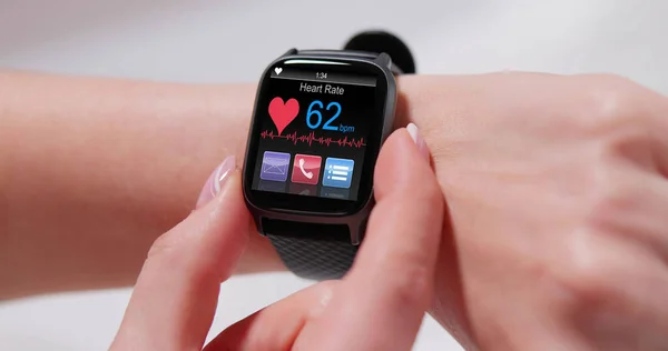 Relógio Inteligente Mostrando Monitor Batimento Cardíaco Mão Mulher — Fotografia de Stock