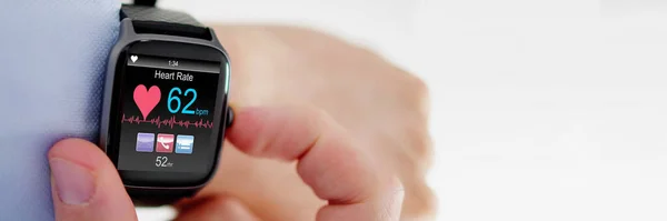 Smart Watch Wyświetlanie Heartbeat Monitor Man Hand — Zdjęcie stockowe