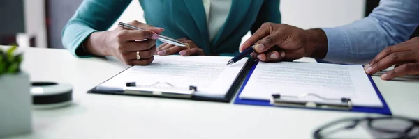 Twee Ondernemers Hand Werken Aan Het Contract Papier Desk — Stockfoto
